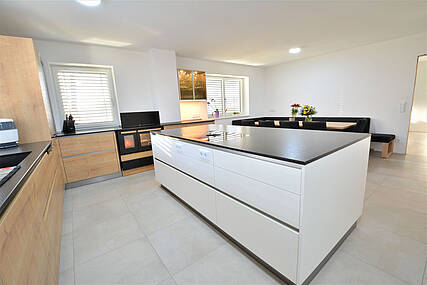 referenz-grosse-arbeitsflaeche-olina-wels