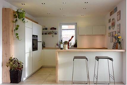 symbolbild-ess-und-sitzbereich-in-kleiner-kueche