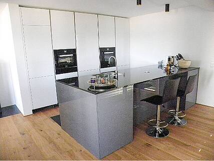 symbolbild-integrierter-essbereich-in-kleiner-kueche