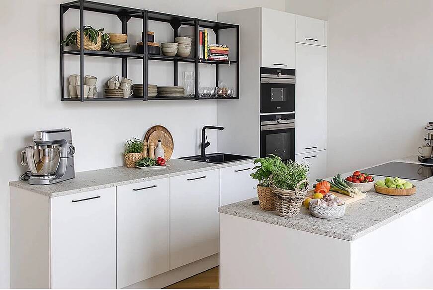 symbolbild-kochfeld-und-backofen-in-kleiner-kueche-trennen