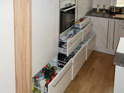 symbolbild-kuechenschraenke-mit-schubladen-und-auszuegen