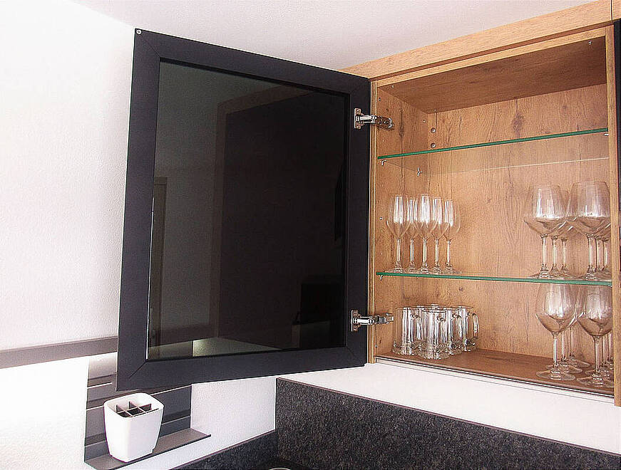 symbolbild-u-kueche-stauraum-in-haengeschraenken