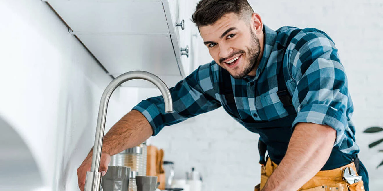 Installatuer bei der Arbeit